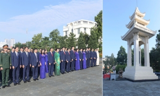 Các đồng chí lãnh đạo tỉnh Bắc Ninh dâng hương tưởng niệm các Anh hùng liệt sĩ