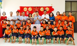 Phó Chủ tịch UBND thành phố Đào Quang Khải tặng quà Tết Trung thu tại xã Yên Thế và phường Bố Hạ