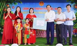 Phó Chủ tịch UBND thành phố Bắc Ninh Phạm Văn Thịnh tặng quà Tết Trung thu cho trẻ em Trường Mầm non Bồng Lai