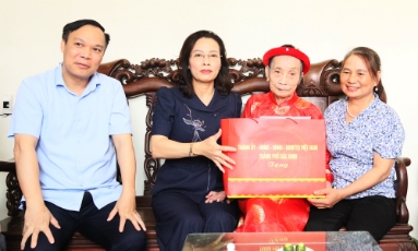  Phó Bí thư Thường trực Thành ủy Nguyễn Thị Hương thăm, tặng quà người cao tuổi và Trung tâm giáo dục hòa nhập Bắc Ninh
