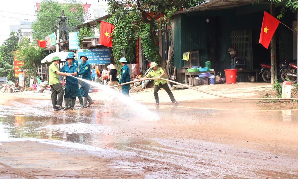  Dân quân xã Tuấn Đạo giúp dân khắc phục hậu quả mưa lũ