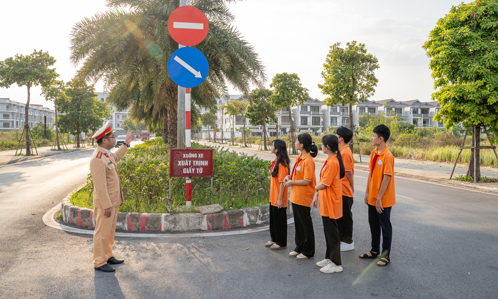  Tuyên truyền quy định an toàn giao thông cho học sinh