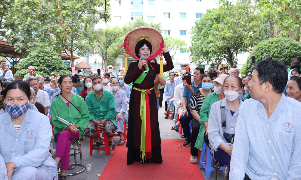  Nghệ sĩ Thúy Hường mang dân ca Quan họ đến với người bệnh