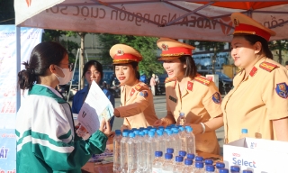 Nụ cười tiếp sức của những nữ Cảnh sát giao thông 