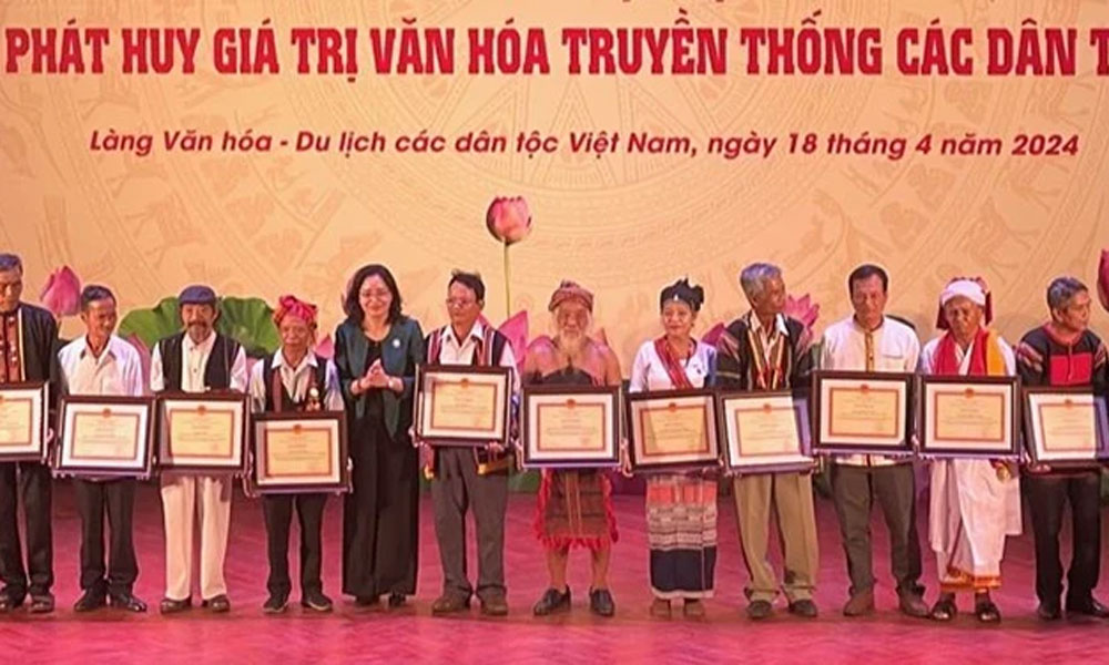Ethnic minority artisans with great contributions to cultural preservation