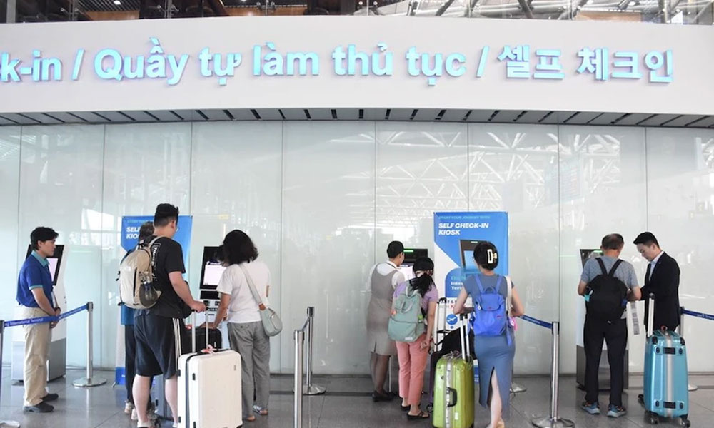 HÀNH KHÁCH GỬI TÚI XÁCH TẠI QUẦY CHUYÊN DỤNG Ở SÂN BAY ĐÀ NẴNG