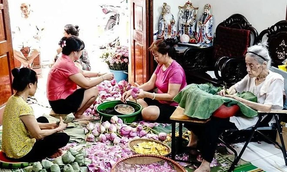 Hanoi develops craft villages with lotus products
