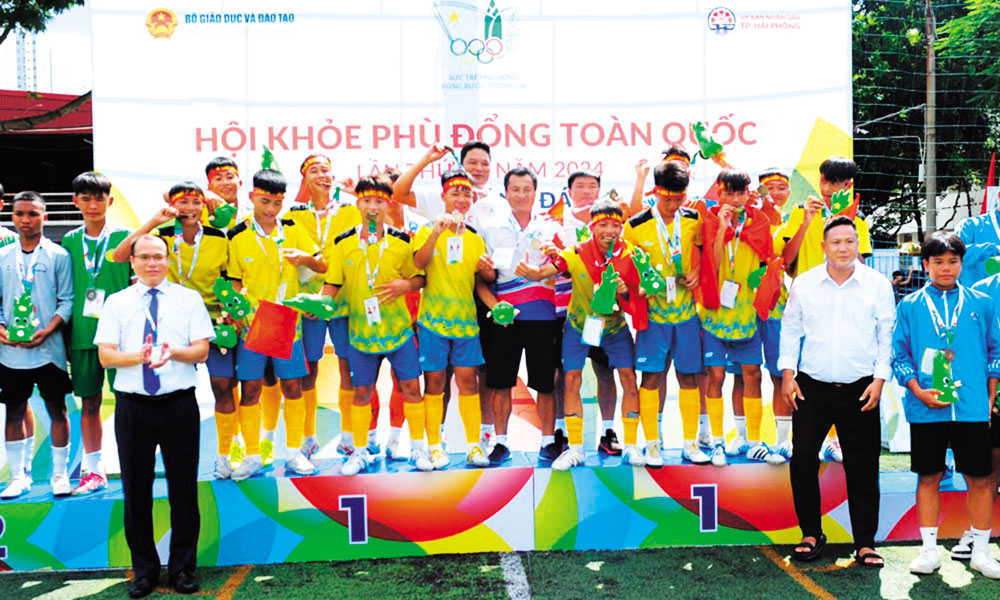Bac Giang wins championship title in male football for secondary students at ongoing National Phu Dong Sports Festival