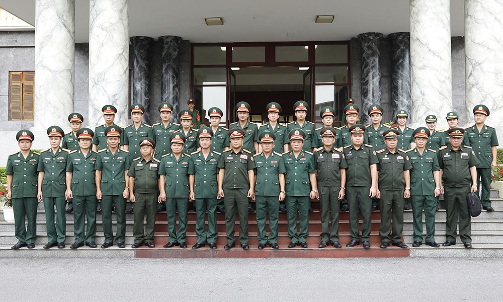 Lao People's Army delegation visits Bac Giang