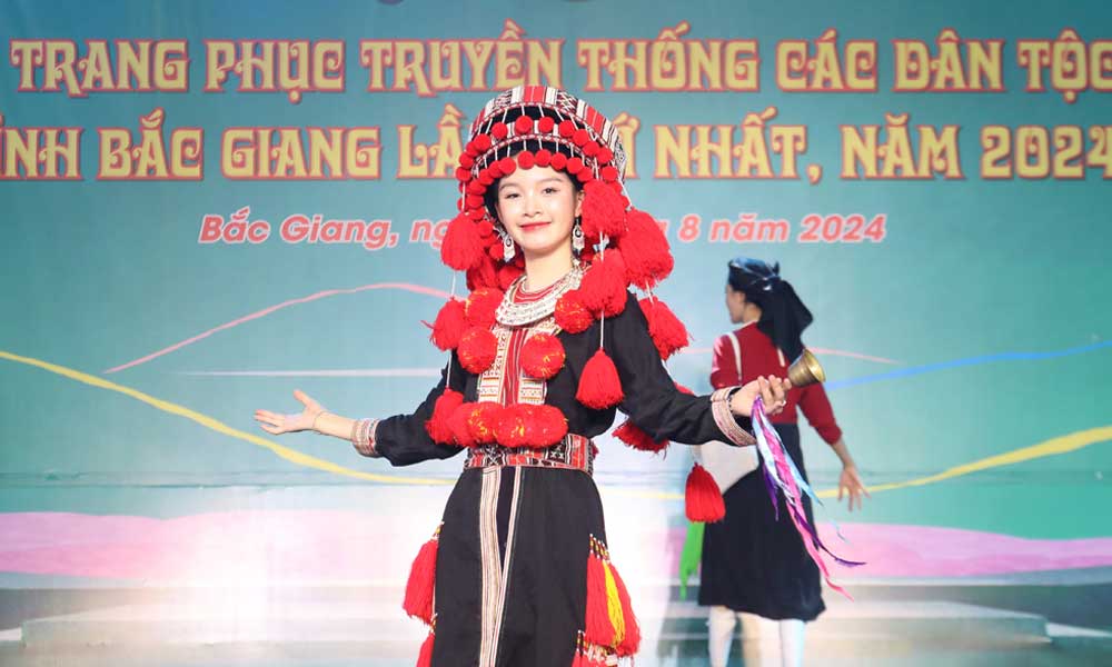 Three A prizes awarded at ethnic traditional costume performance contest in Bac Giang  