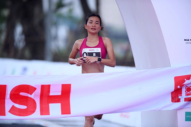 Bac Giang star runner Nguyen Thi Oanh breaks national record 