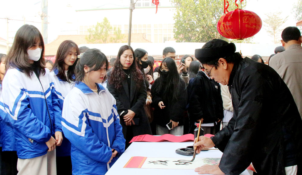 Bac Giang Provincial Museum launches many activities to celebrate Party and Spring