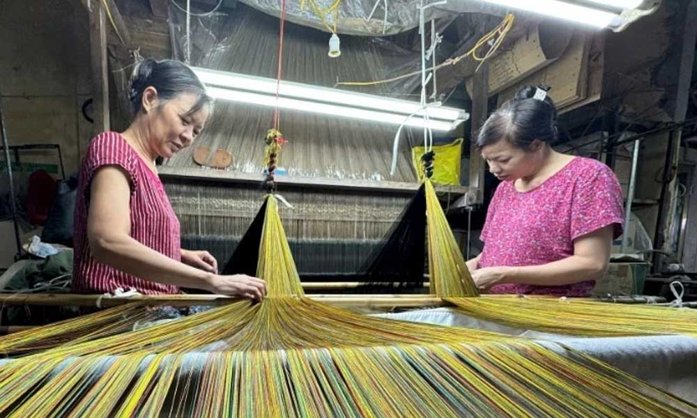 Craft villages confidently reach out to big sea