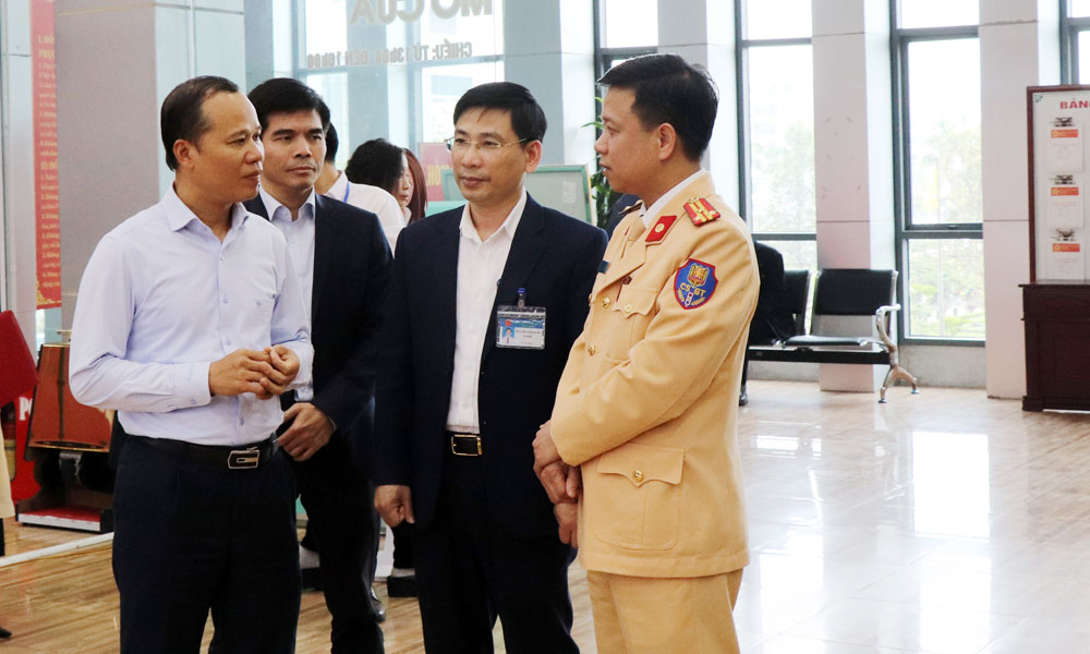 Provincial leader inspects performance of administrative procedures 
