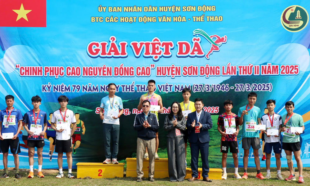 900 runners attend running race “Conquering Dong Cao plateau” 