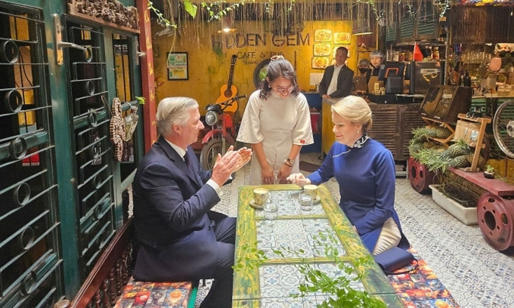 King and Queen of Belgium enjoy egg coffee in Hanoi