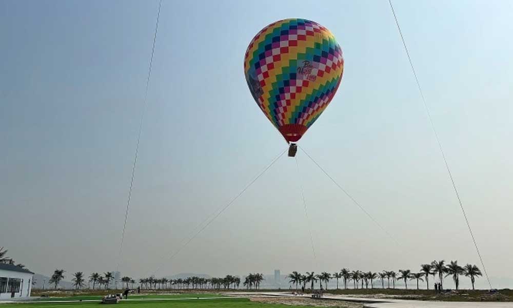 New hot air balloon experience offers breathtaking views of Ha Long Bay