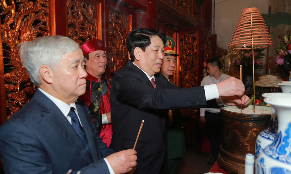 State President Luong Cuong offers incense in commemoration of Hung Kings