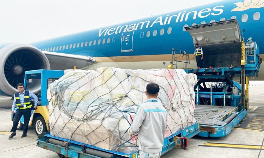 Vietnam Airlines delivers nearly 30 tonnes of relief supplies to Myanmar