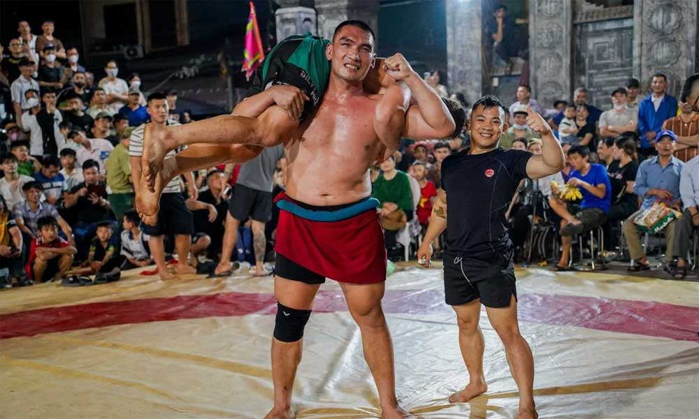 Vietnamese giant shares $10,000 prize with Belarusian star wrestler after bloody clash ends in a draw