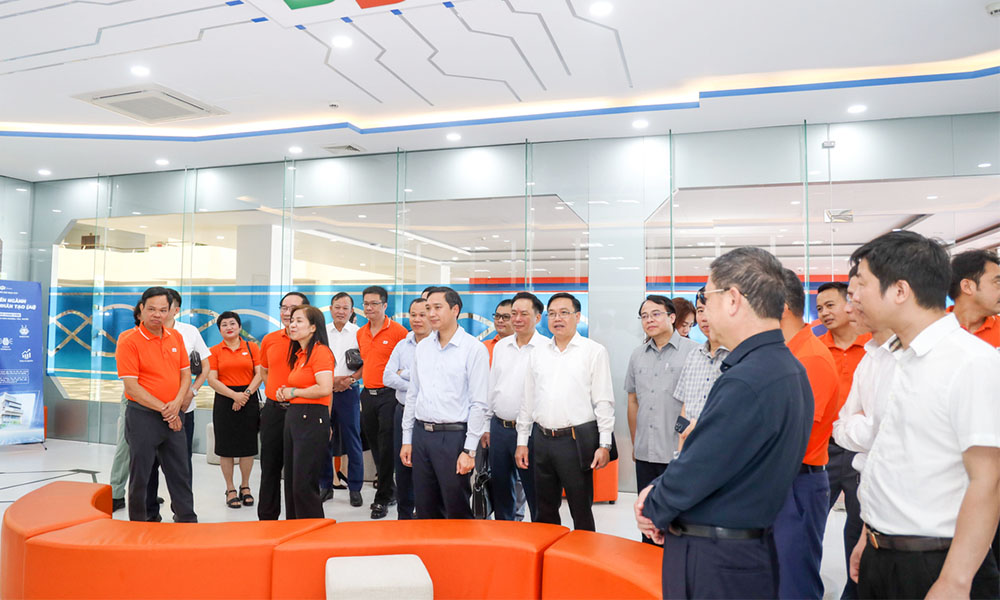 Chairman of Bac Giang People’s Committee visits and works with FPT in Da Nang