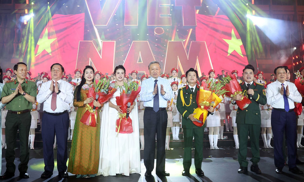 Party chief attends grand art performance celebrating national reunification