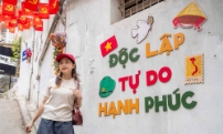 Đường phố Hà Nội rợp cờ hoa, hút khách check in