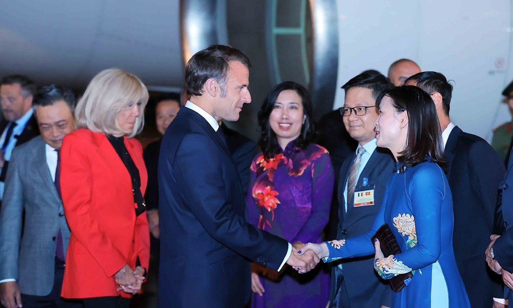 French President begins state visit to Viet Nam