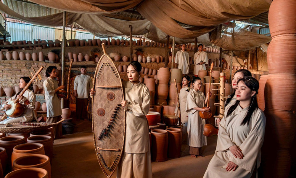 “GOm show” — Telling story of Vietnamese music through ceramics
