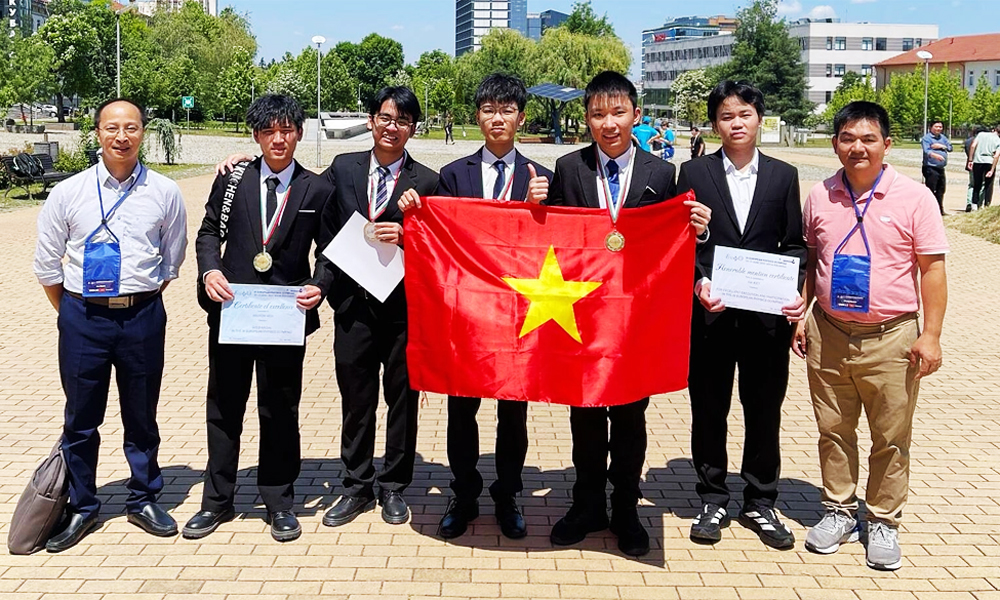 Vietnamese students win four medals at the European Physics Olympiad
