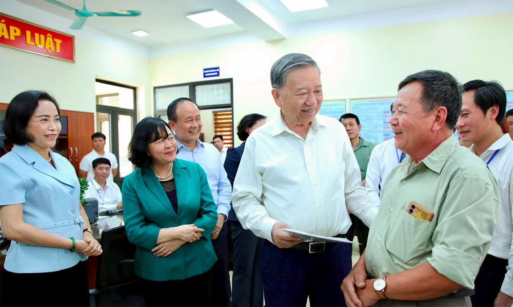 Party chief inspects operations of two-tier local administration model in Ha Noi