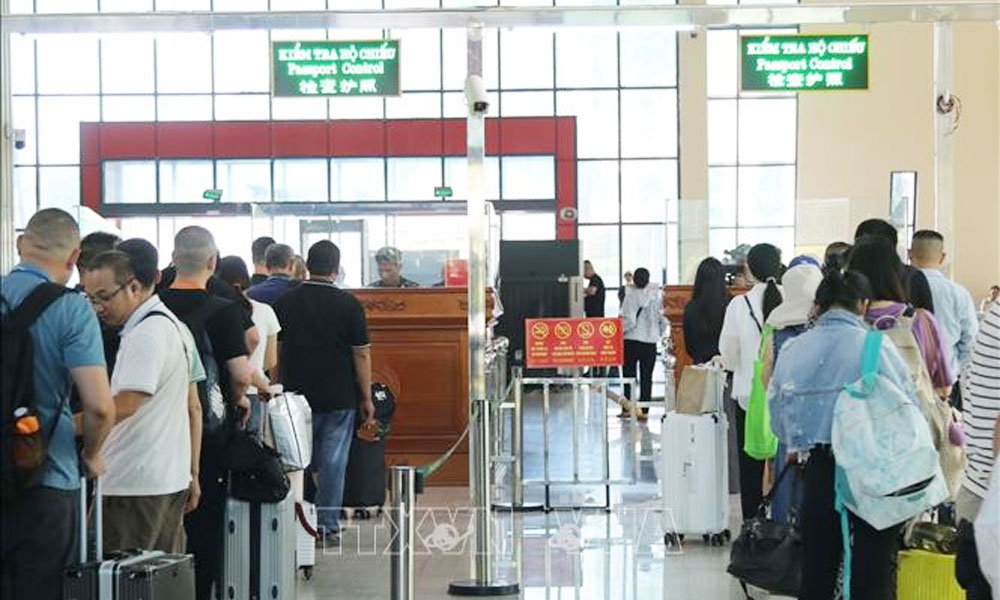 Cross-border tourism, trade rebound at Huu Nghi int’l border gate