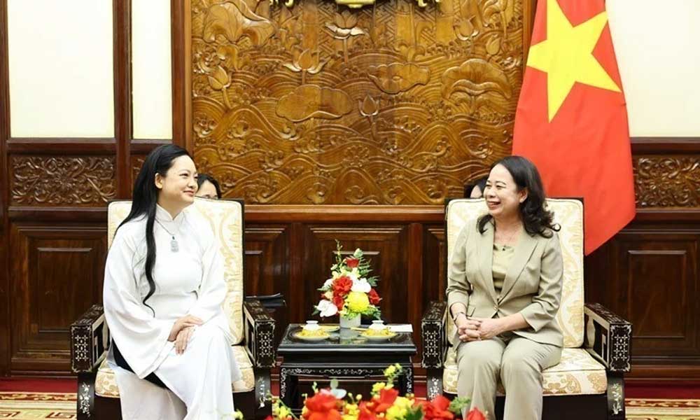 Vice President receives Vietnamese-American female astronaut