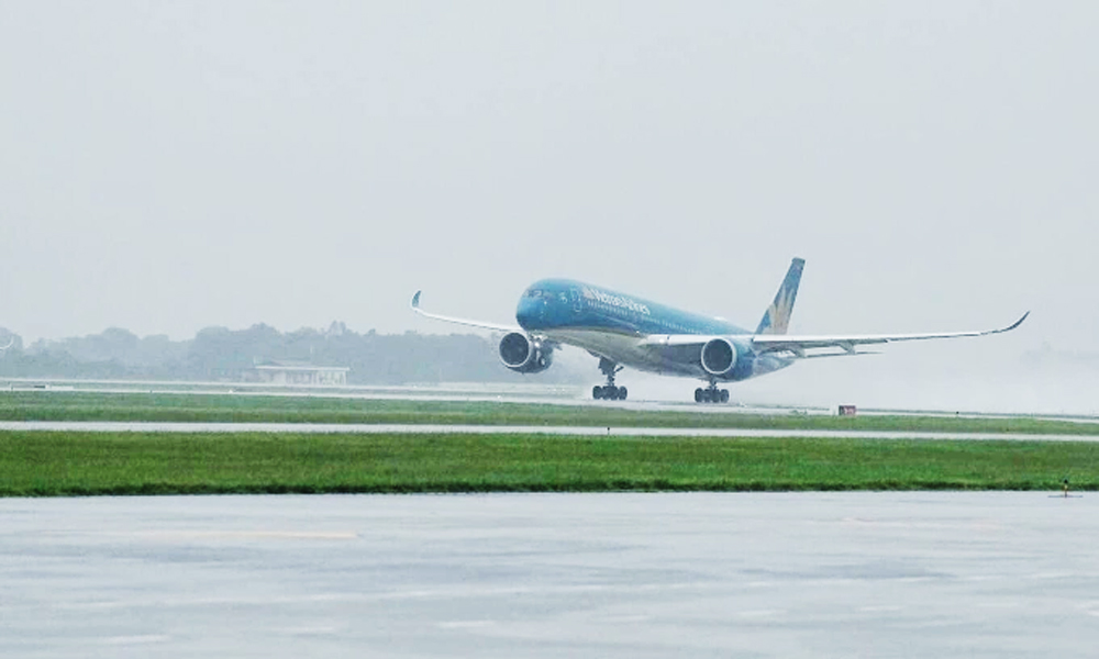 Vietnam Airline Group cancels flights as Typhoon Wipha nears
