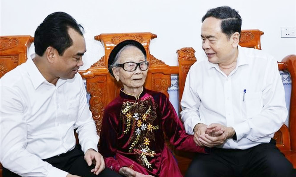 NA Chairman honours fallen war heroes, commends progress in Thai Nguyen