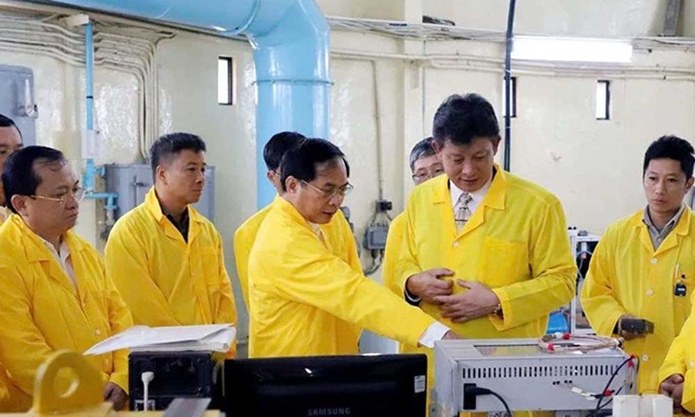 Deputy PM Bui Thanh Son works with Nuclear Research Institute