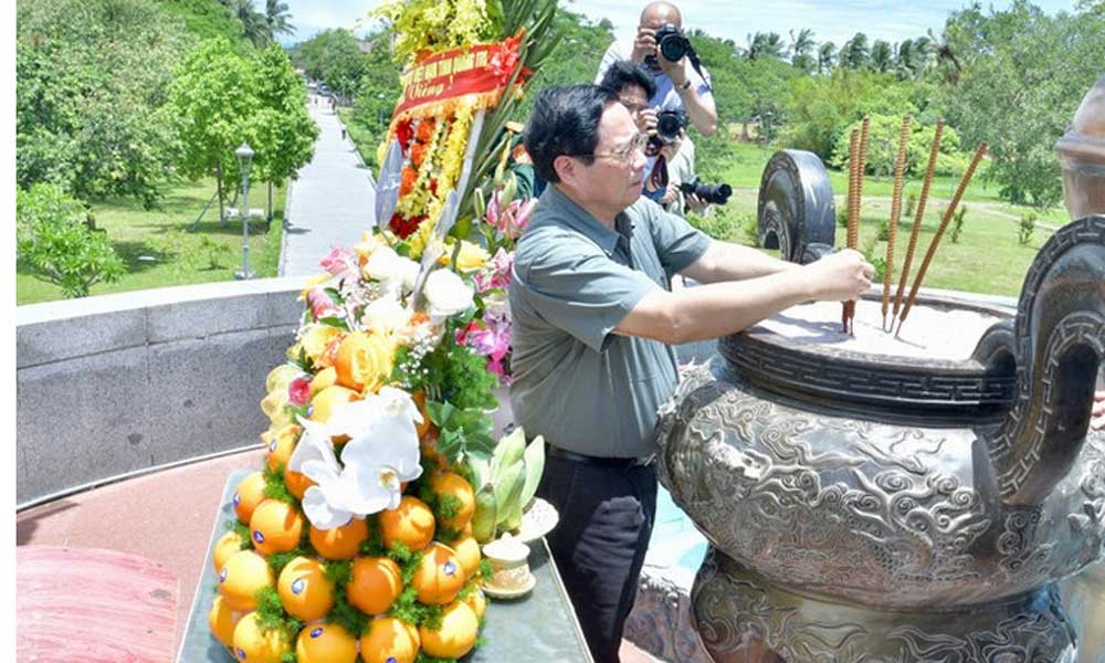 Prime Minister Pham Minh Chinh pays tribute to fallen soldiers and Late General Secretary Le Duan in Quang Tri