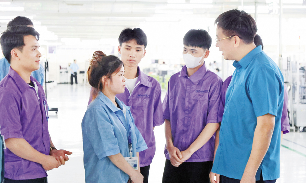 Trade unions accompany workers through practical actions