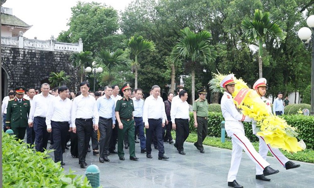 Party General Secretary offers incense in tribute to martyrs in Dien Bien