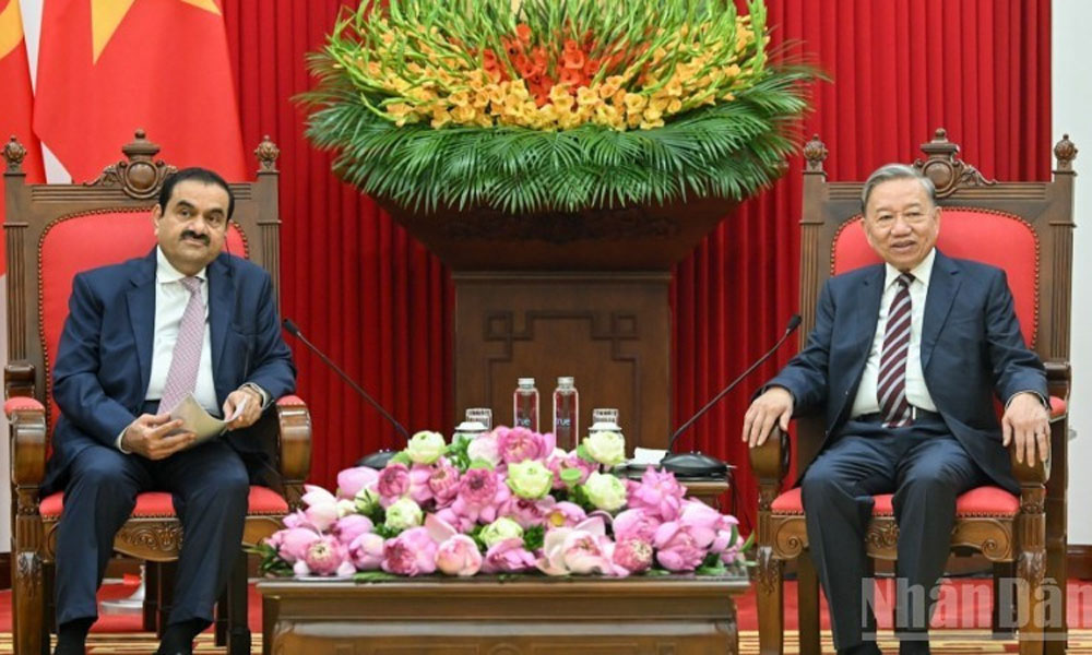 Vietnamese Party chief receives Chairman of India's Adani Group