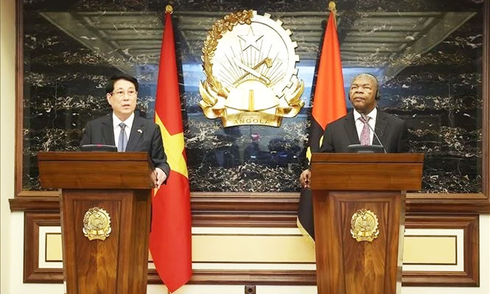 Vietnamese, Angolan Presidents meet with the press