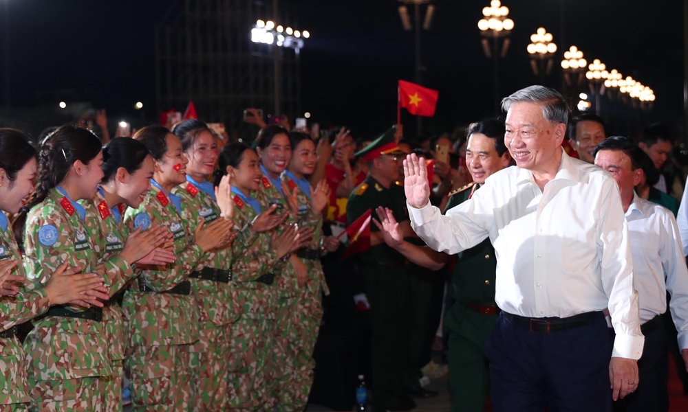 Party chief attends special political–art programme “Under the Glorious Flag”