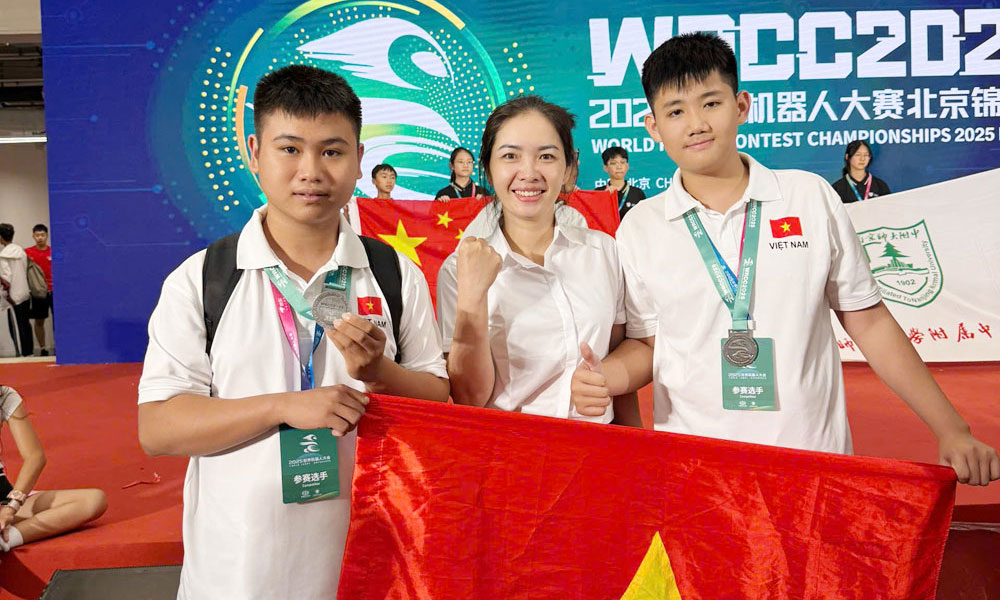 Two Bac Ninh students win silver at world robot competition
