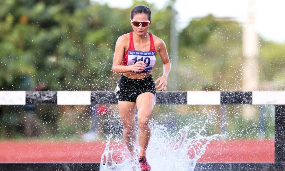 Nguyen Thi Oanh wins four gold medals at Vietnam national athletics championships