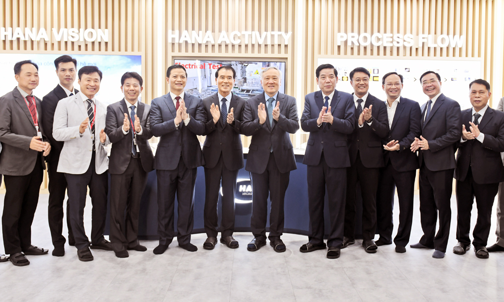 Permanent Deputy PM visits Hana Micron Vina in Bac Ninh