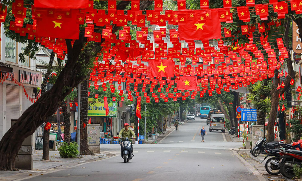 Ha Noi adorned with flowers and flags for 80th National Day