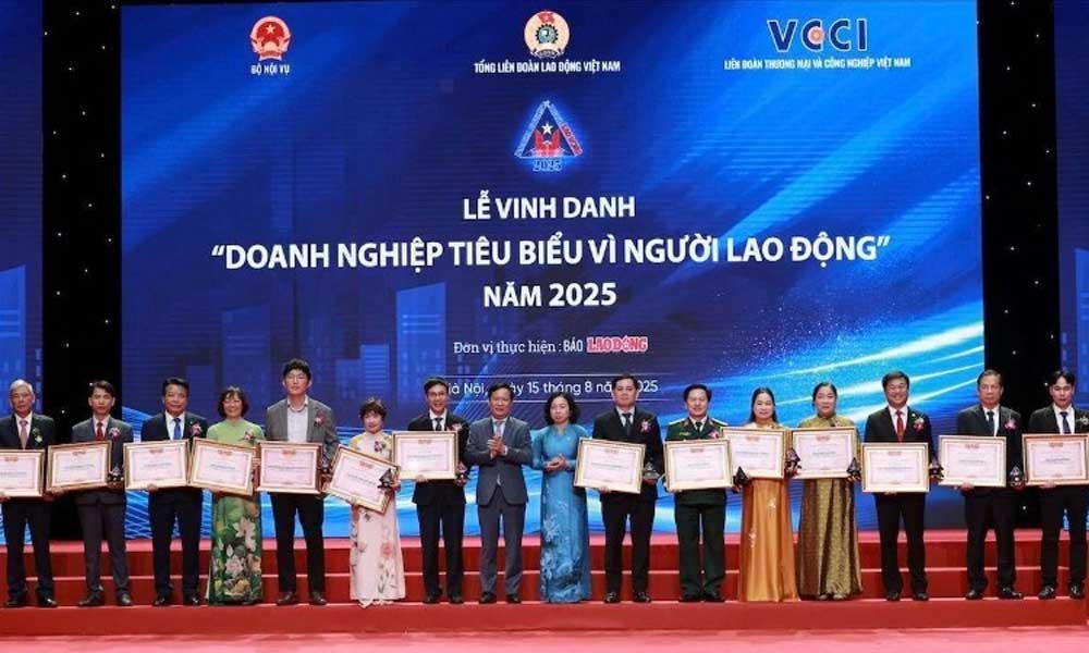 Labour Confederation honours 28 outstanding enterprises for dedication to workers