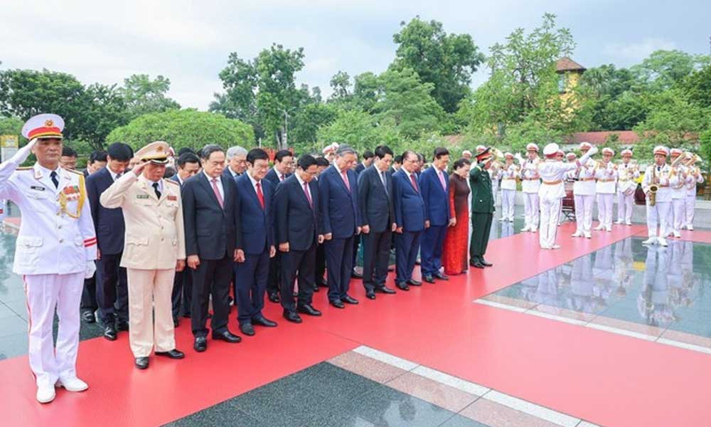 Party, State leaders pay tribute to President Ho Chi Minh
