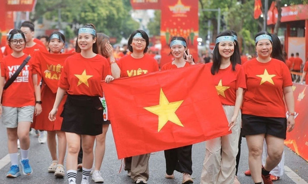 Nearly 19,000 in national flag shirts set Vietnam marathon record