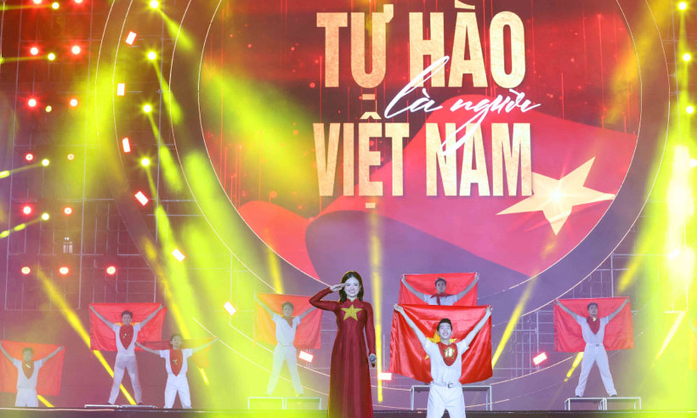 Hanoi grand concert unites millions of Vietnamese hearts